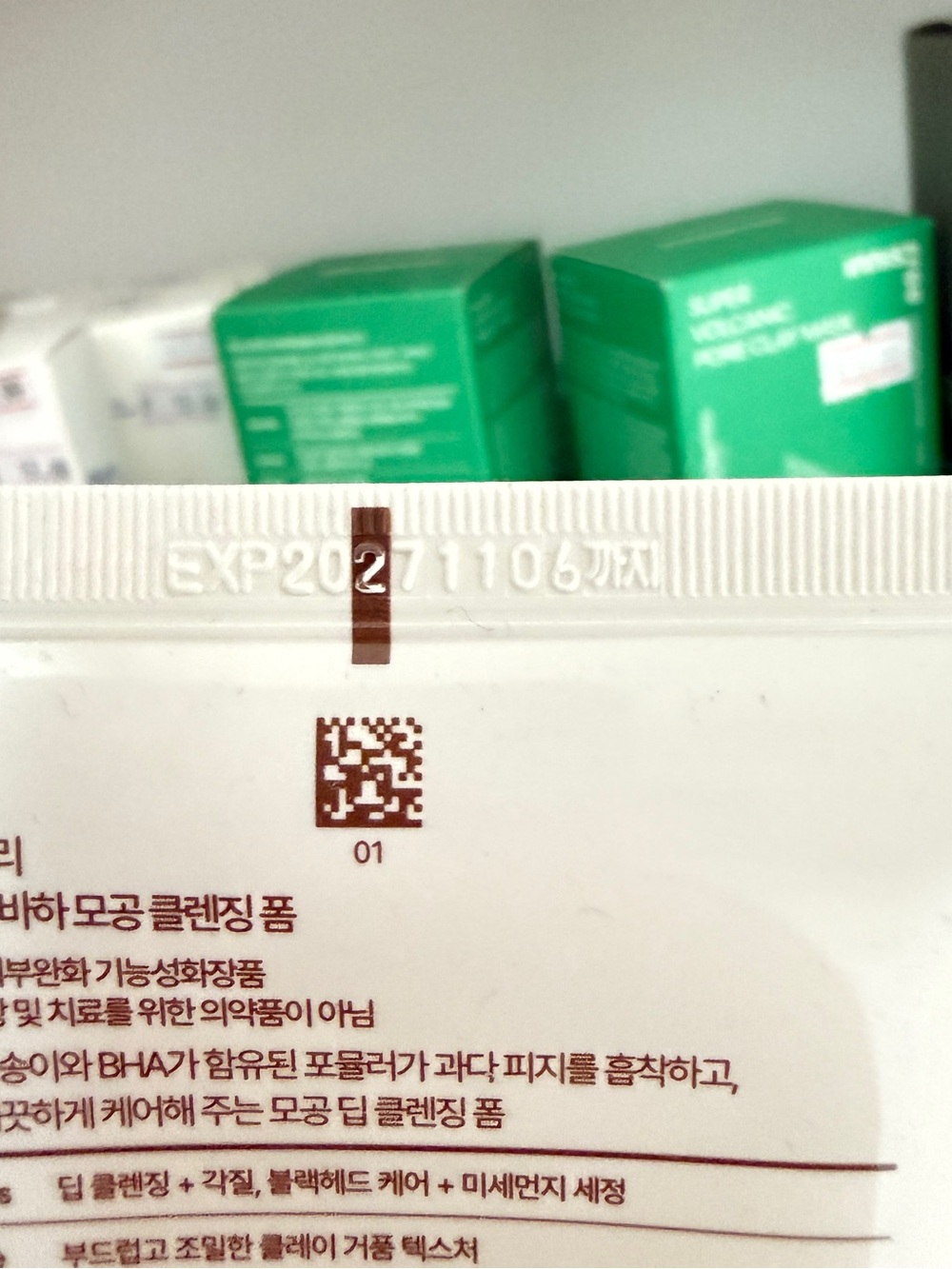 Innisfree Volcanic BHA Pore Cleansing Foam — White - Picture 3 of 3